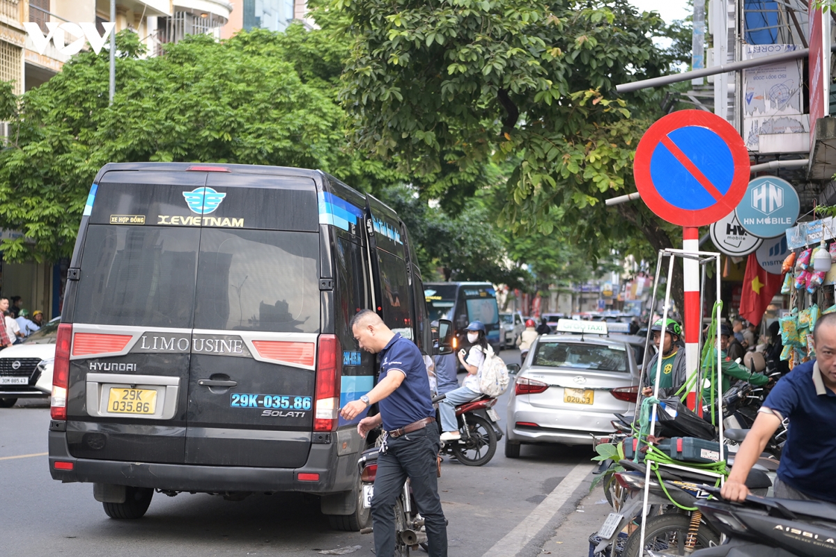 Tuyến đường Đại La, phố Vọng - một xe dừng sai, cả phố tắc